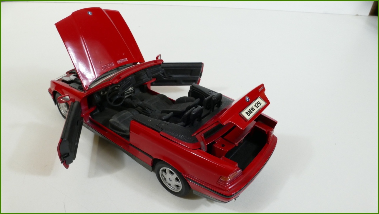 Model Maisto 1:18 - BMW 325i Convertible (1993)