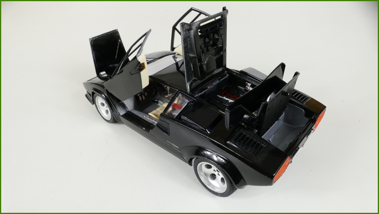 Kovový Model Bburago 1:18 - Lamborghini Countach (1988)