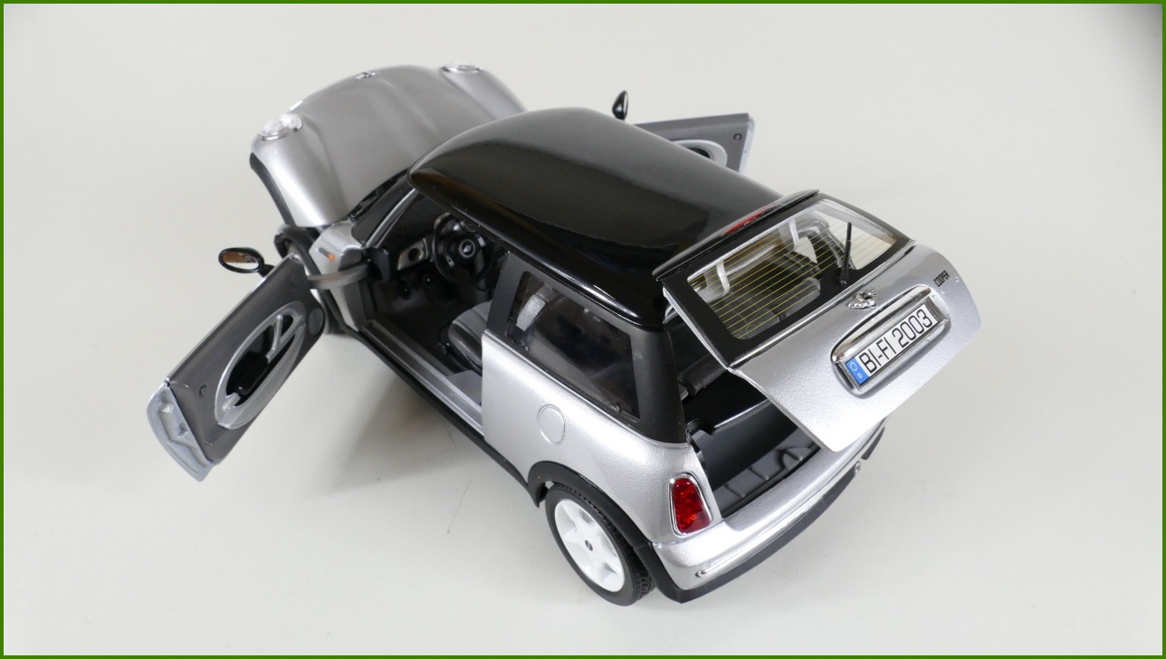 Kovový Model Bburago 1:18 - Mini Cooper (2001)
