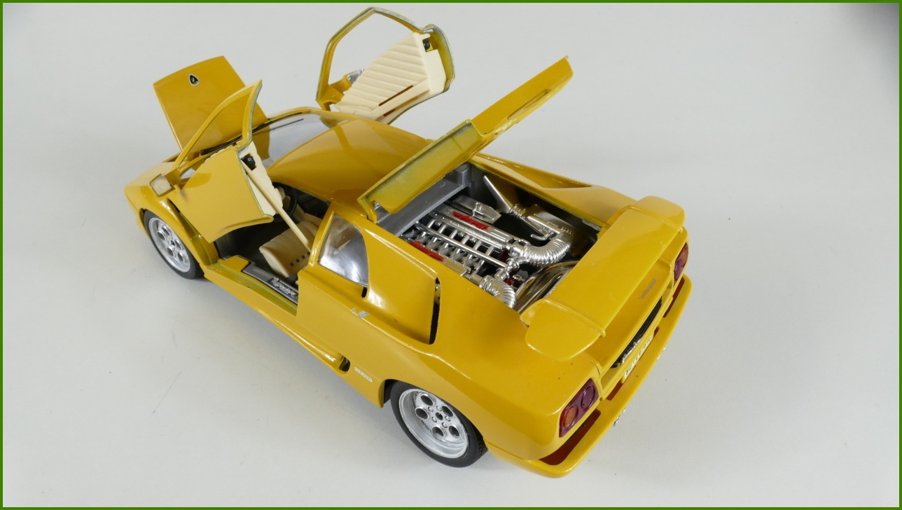 Kovový Model Bburago 1:18 - Lamborghini Diablo (1990)