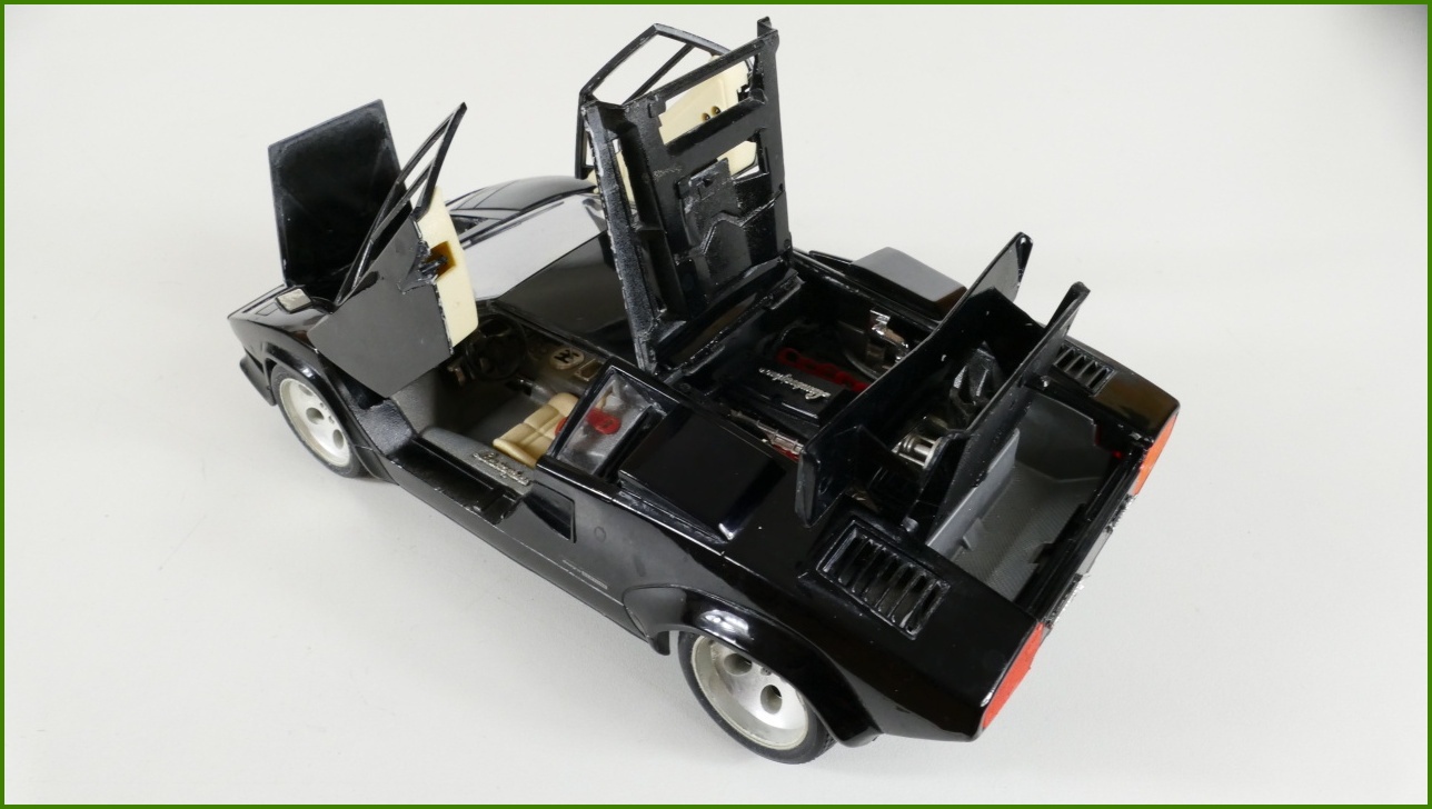Kovový Model Bburago 1:18 - Lamborghini Countach (1988) - Viz Popis