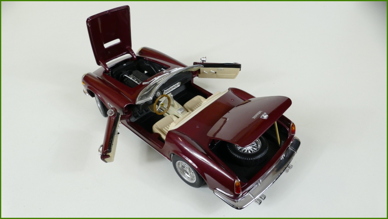 Model Hot Wheels 1:18 - Ferrari 250 GT California Spider
