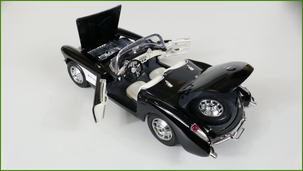 Kovový Model Bburago 1:18 - Chevrolet Corvette (1957)