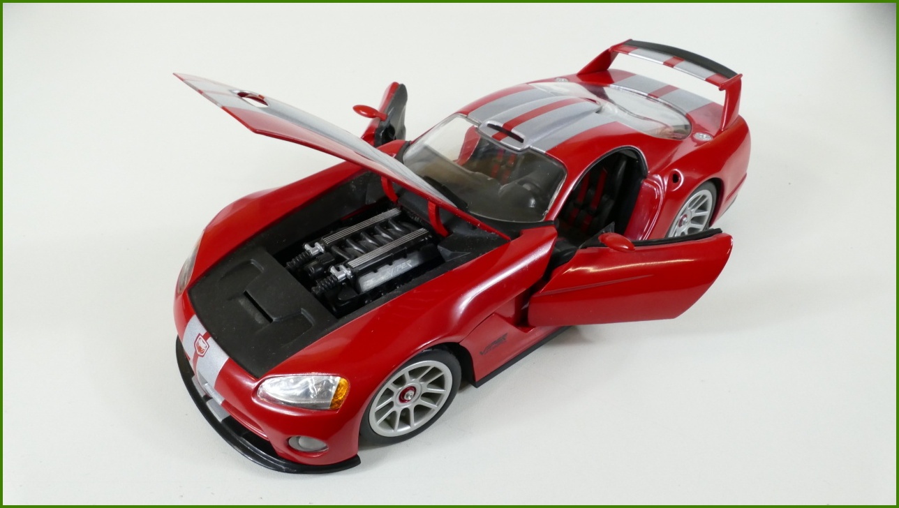 Model Hot Wheels 1:18 - Dodge Viper GTS-R