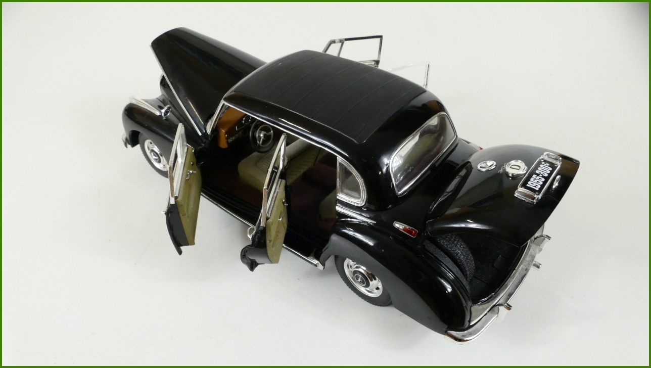 Model Auta Risko 1:18 - Mercedes-Benz Typ 300c - Viz Popis