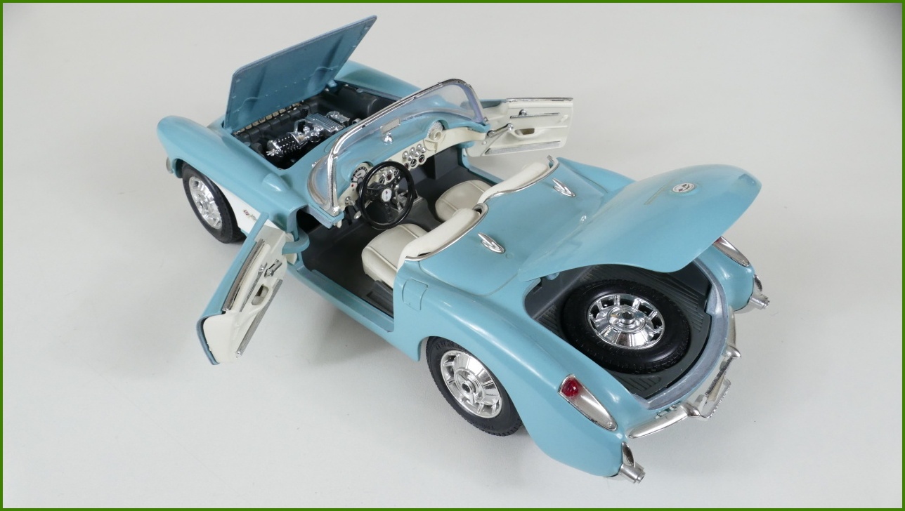 Kovový Model Bburago 1:18 - Chevrolet Corvette (1957)