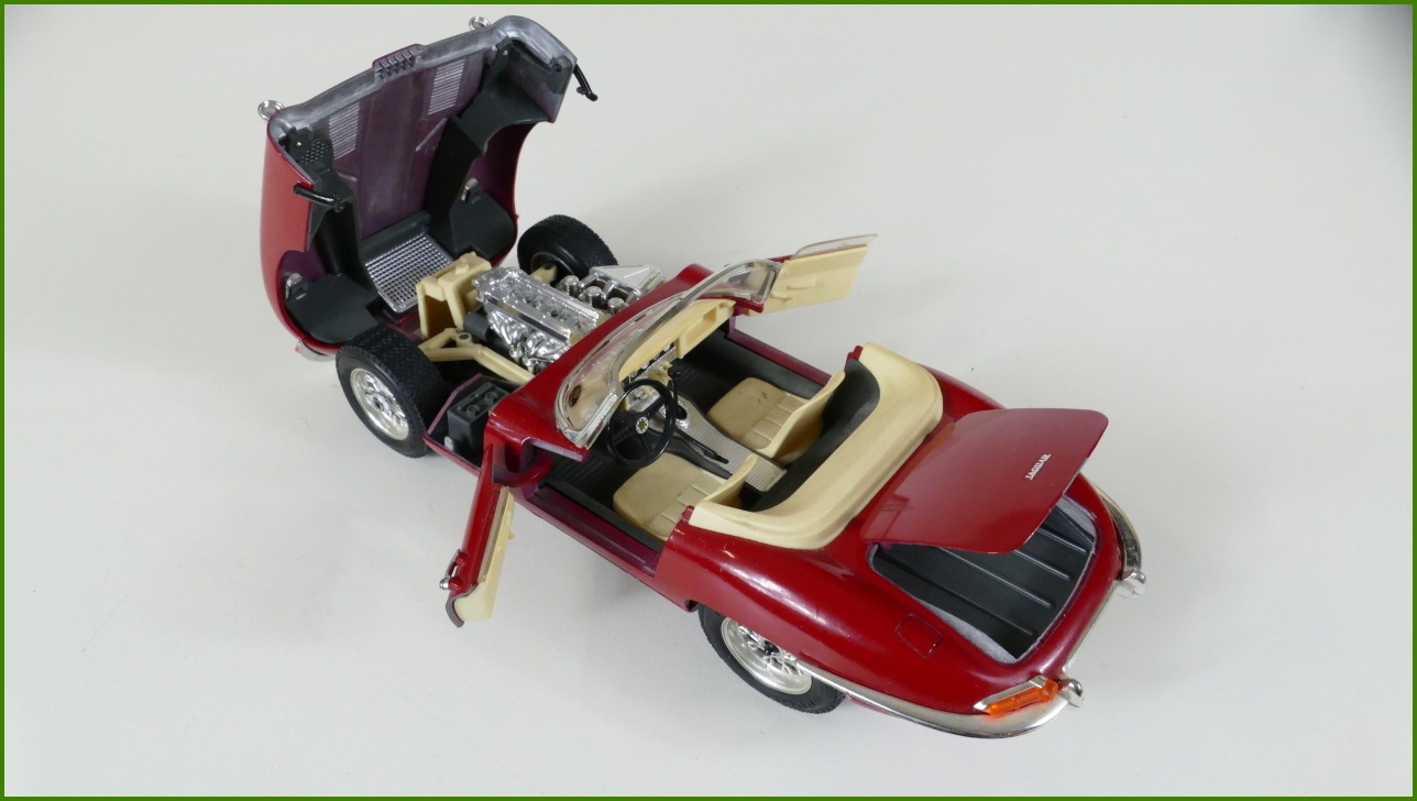 Kovový Model Bburago 1:18 - Jaguar "E" (1961) - Viz Popis