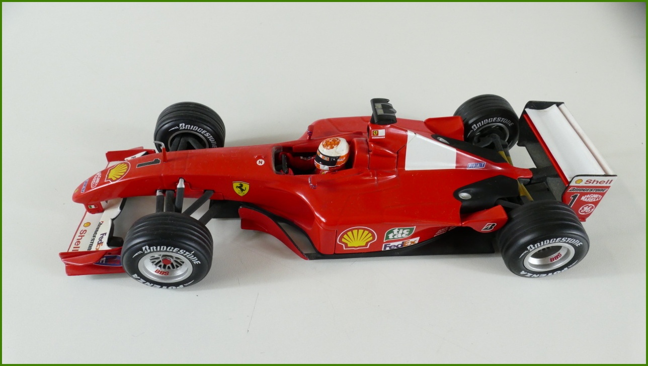 Model Formule Hot Wheels 1:18 - Ferrari F1 2001 - Michael Schumacher s Krabicí