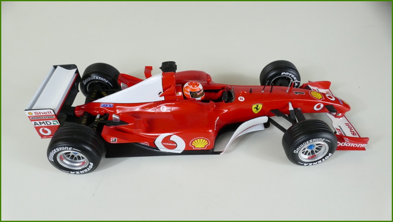 Model Formule Hot Wheels 1:18 - Ferrari F1 2002 - Michael Schumacher s Krabicí