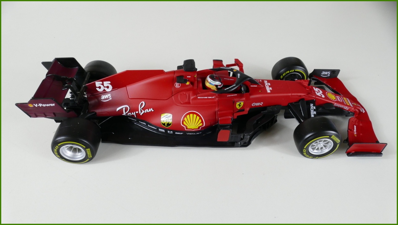 Model Formule Bburago 1:18 - F1 SF21 - Carlos Sainz s Krabicí
