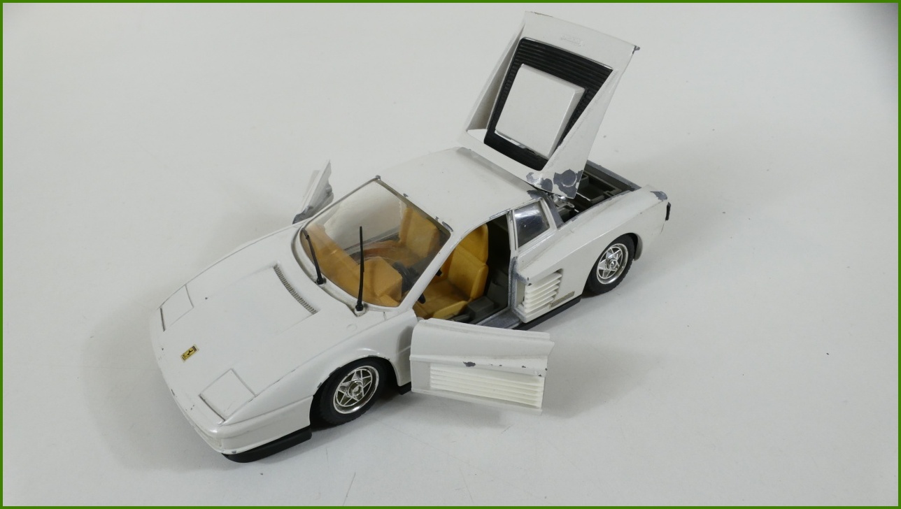 Model Auta Bburago 1:24 - Ferrari Testarossa (1984) - Viz Popis