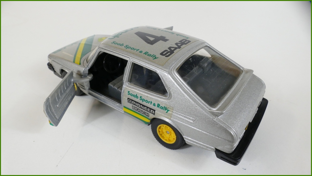 Model Auta Bburago 1:27 - Saab 900 Turbo