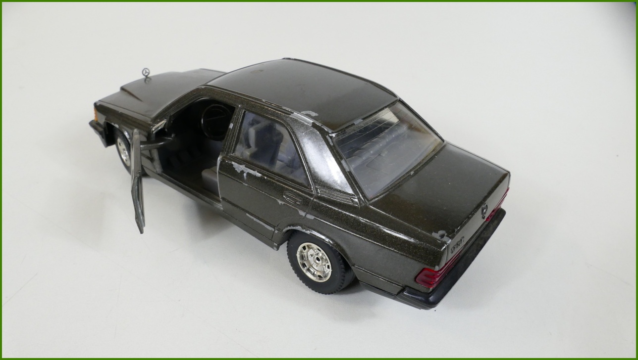 Model Auta Bburago 1:25 - Mercedes 190 E