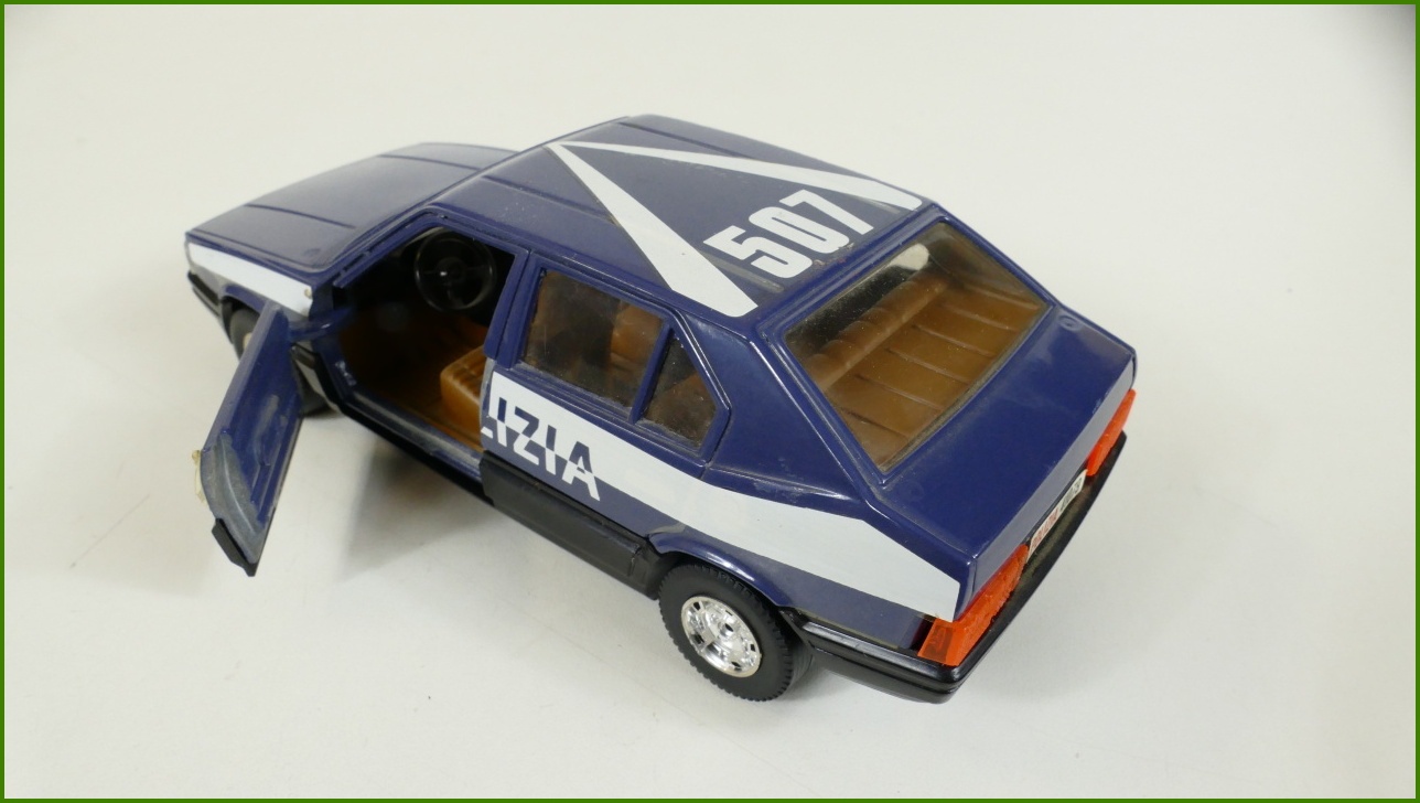 Model Auta Bburago 1:24 - Alfa Romeo 33