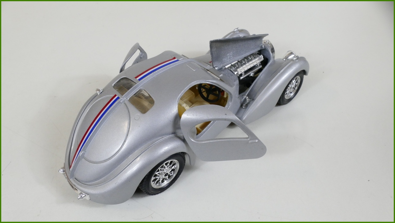 Model Auta Bburago 1:24 - Bugatti Atlantic (1936) s Podstavcem - Viz Popis