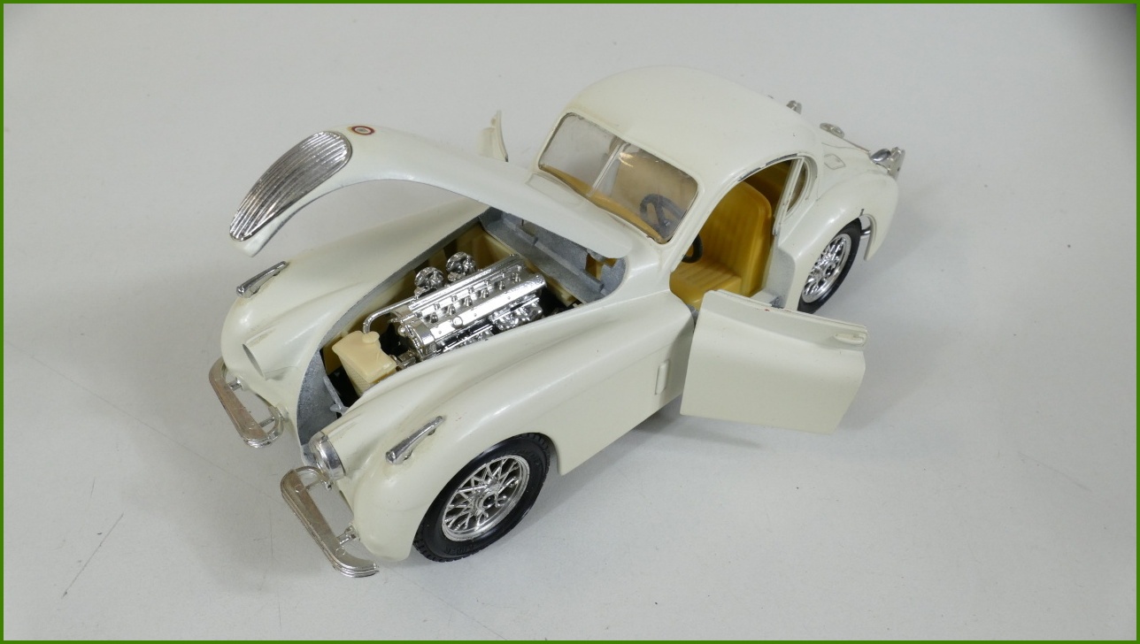 Model Auta Bburago 1:24 - Jaguar XK 120 Coupé (1948) s Podstavcem - Viz Popis