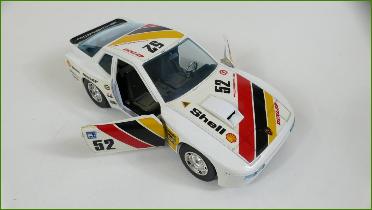 Model Auta Bburago 1:24 - Porsche 924 GR.2 s Podstavcem