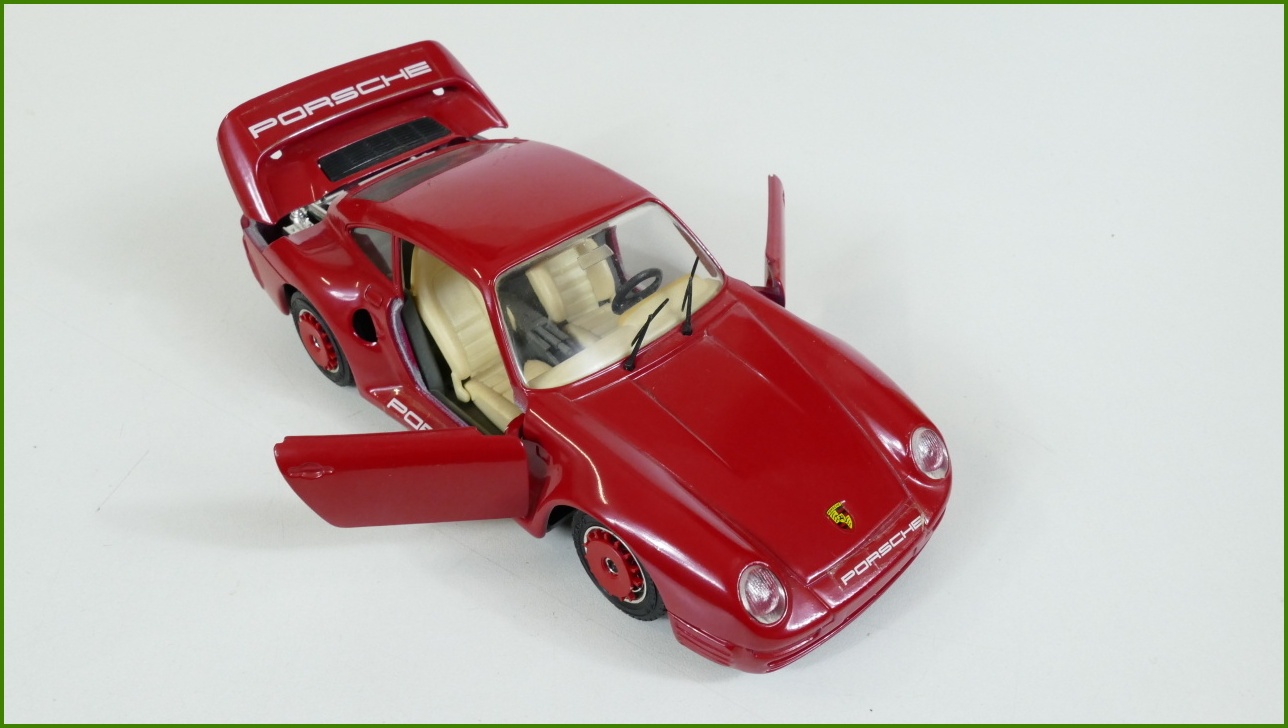 Model Auta Bburago 1:24 - Porsche 959 Turbo s Podstavcem