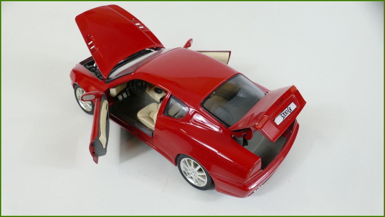 Kovový Model Bburago 1:18 - Maserati 3200 GT (1998)