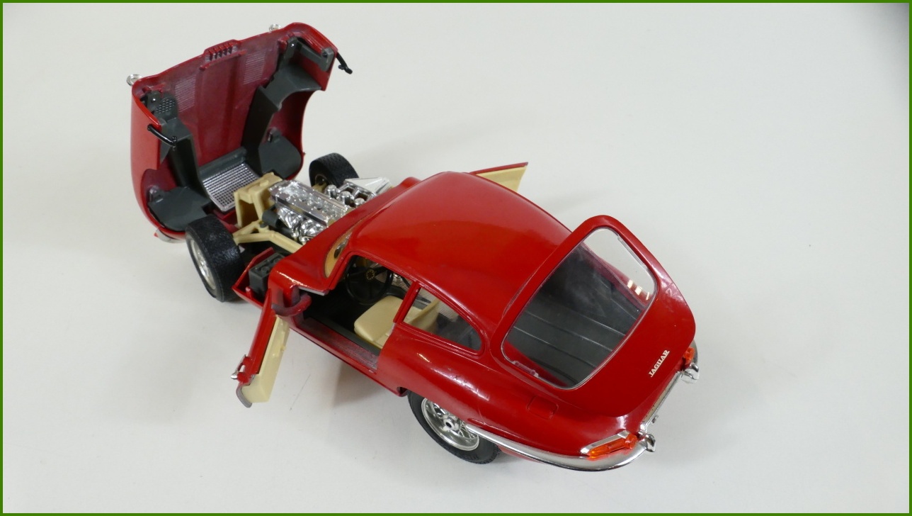Kovový Model Bburago 1:18 - Jaguar "E" (1961)