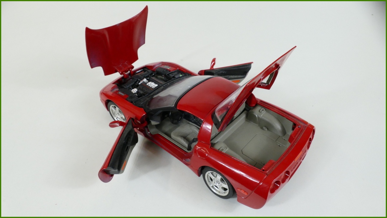 Kovový Model Bburago 1:18 - Chevrolet Corvette C5 (1997)
