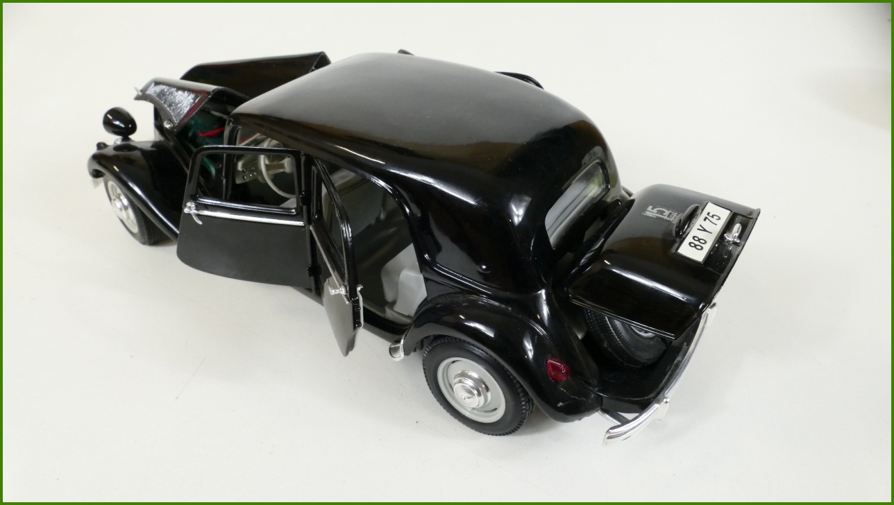 Model Auta Maisto 1:18 Citroën 15 CV 6 Cyl (1952) - Viz Popis