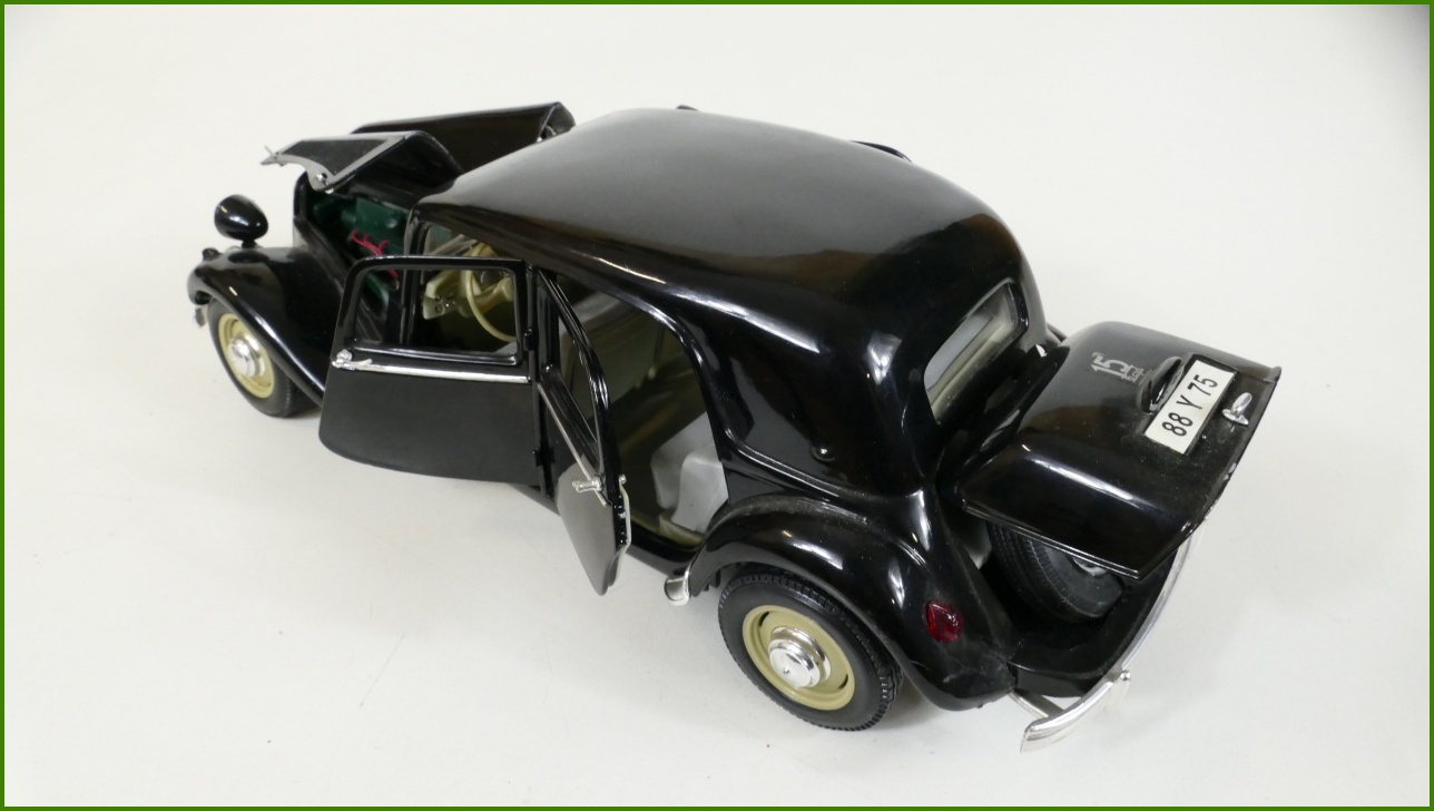 Model Auta Maisto 1:18 Citroën 15 CV 6 Cyl (1952) - Viz Popis