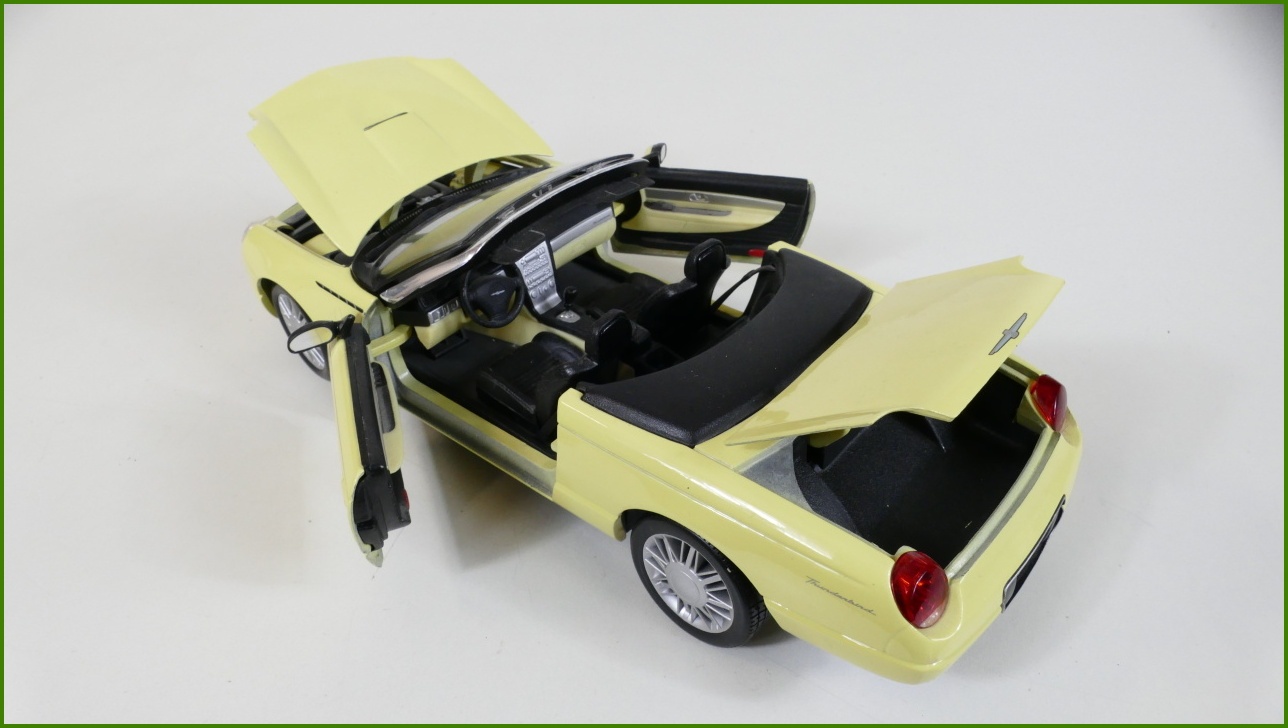 Model Auta Maisto 1:18 Thunderbird