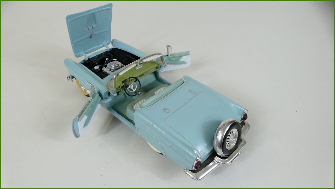 Model Auta Revell 1:18 - Thunderbird
