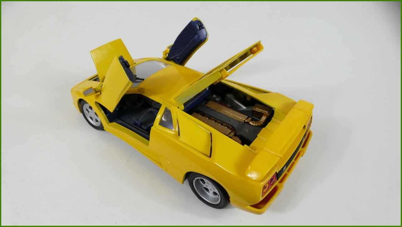 Model Auta Maisto 1:18 - Lamborghini SE (1994/1995) s Podstavcem