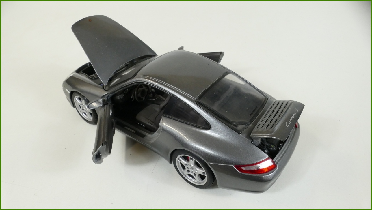 Model Auta Maisto 1:18 - Porsche 911 Carrera S s Podstavcem