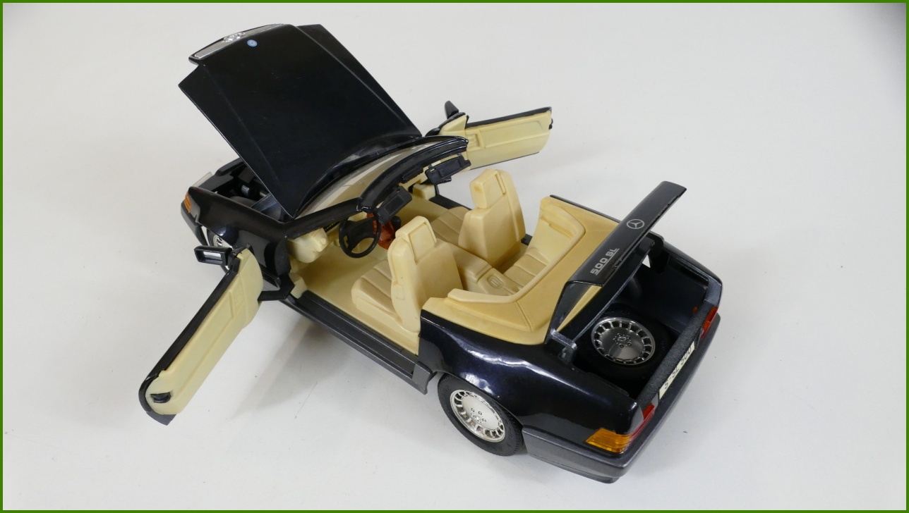 Model Auta Maisto 1:18 - Mercedes-Benz 500 SL (1989) s Podstavcem