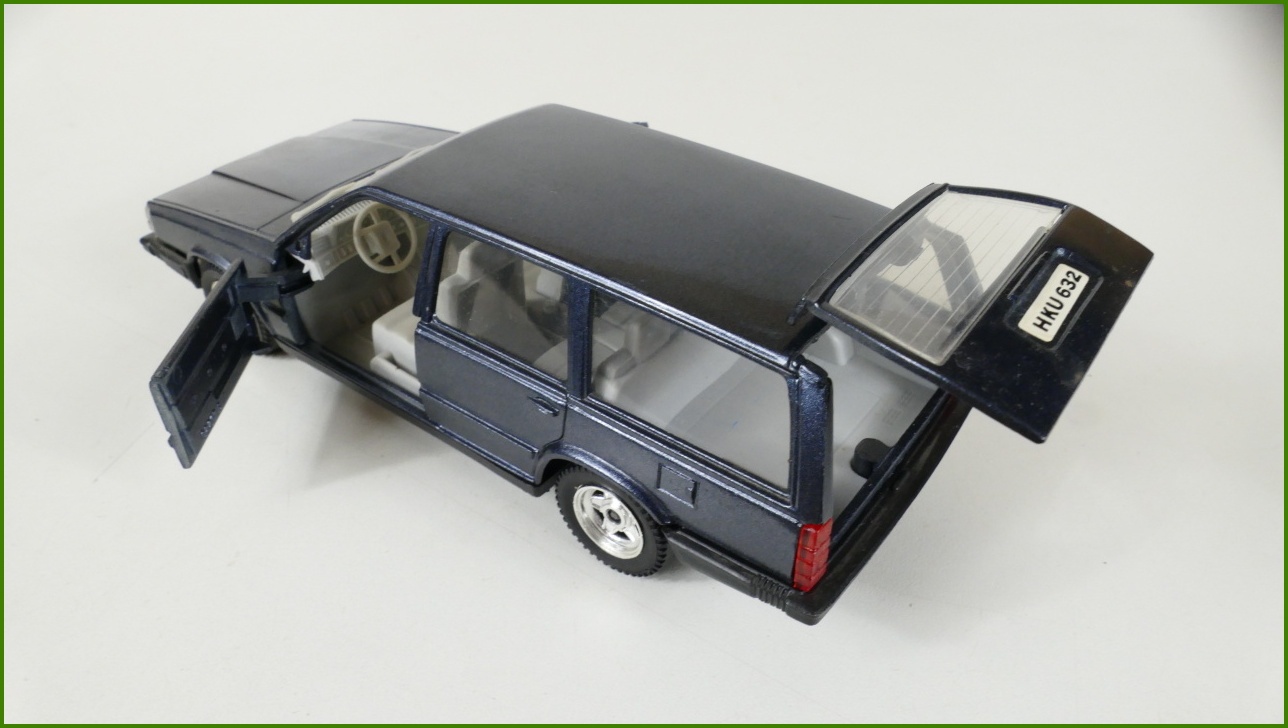 Model Auta Polistil 1:25 - Volvo 740 GLE - Viz Popis