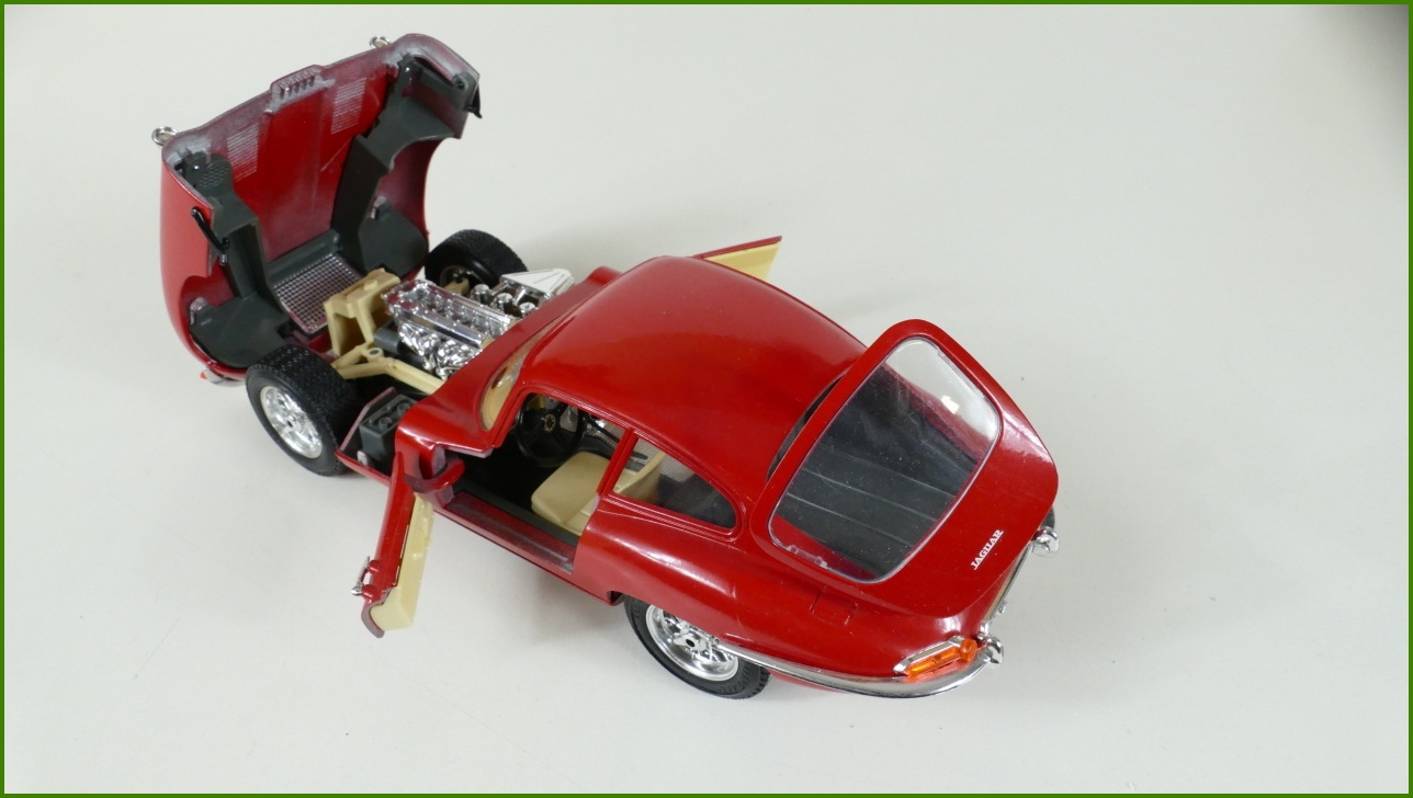 Kovový Model Bburago 1:18 - Jaguar "E" (1961) - Viz Popis