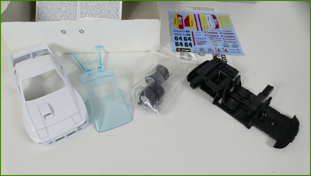 Model Auta Bburago Metal Kit Stavebnice 1:25 - Porsche 924 Turbo