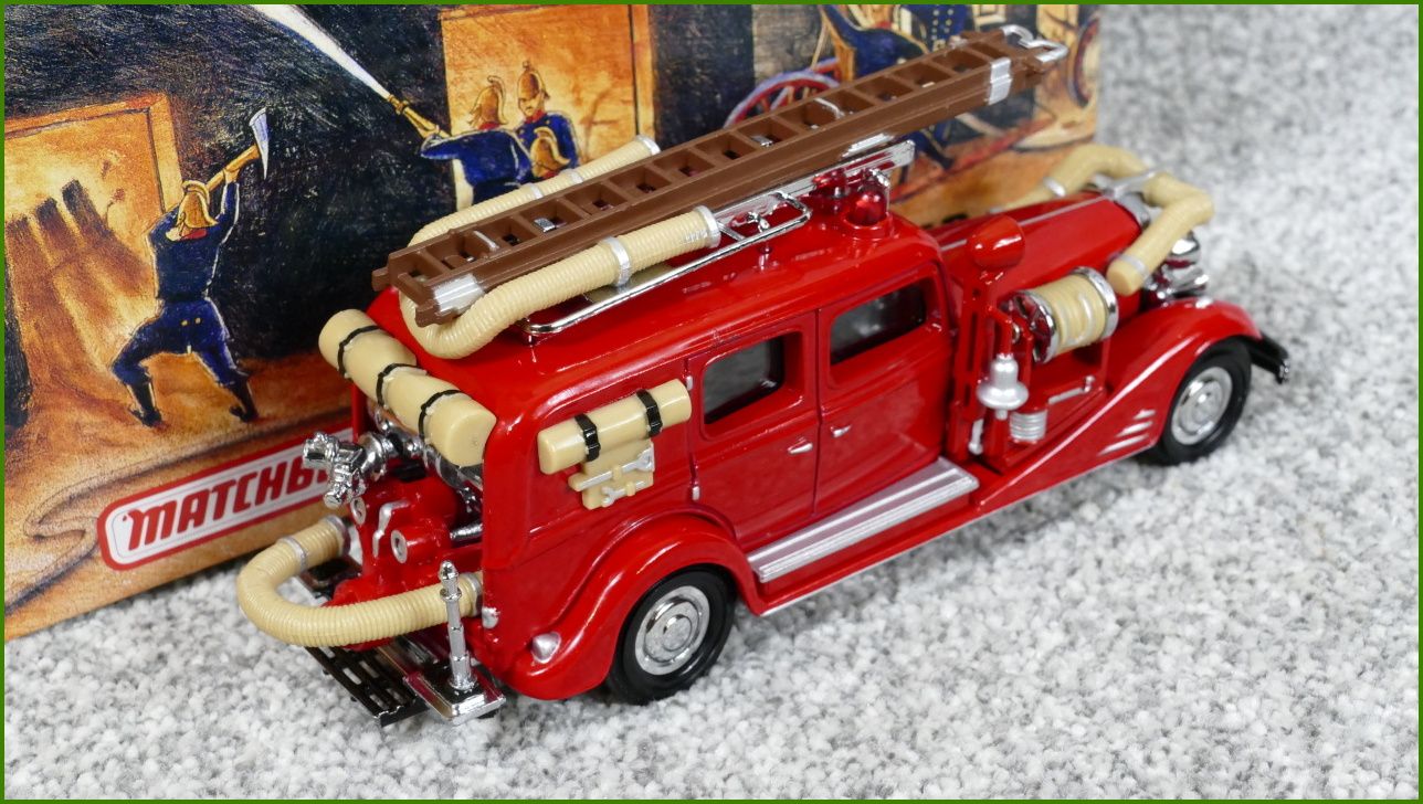 Matchbox Autíčko s Krabičkou YFE03 - 1933 Cadillac Fire Wagon
