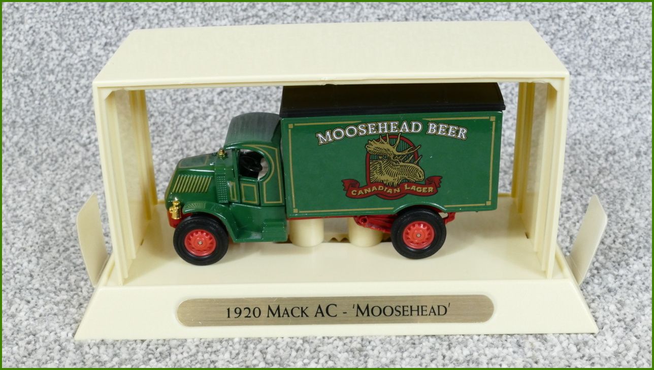 Matchbox Autíčko s Krabičkou YGB09 - 1920 Mack AC