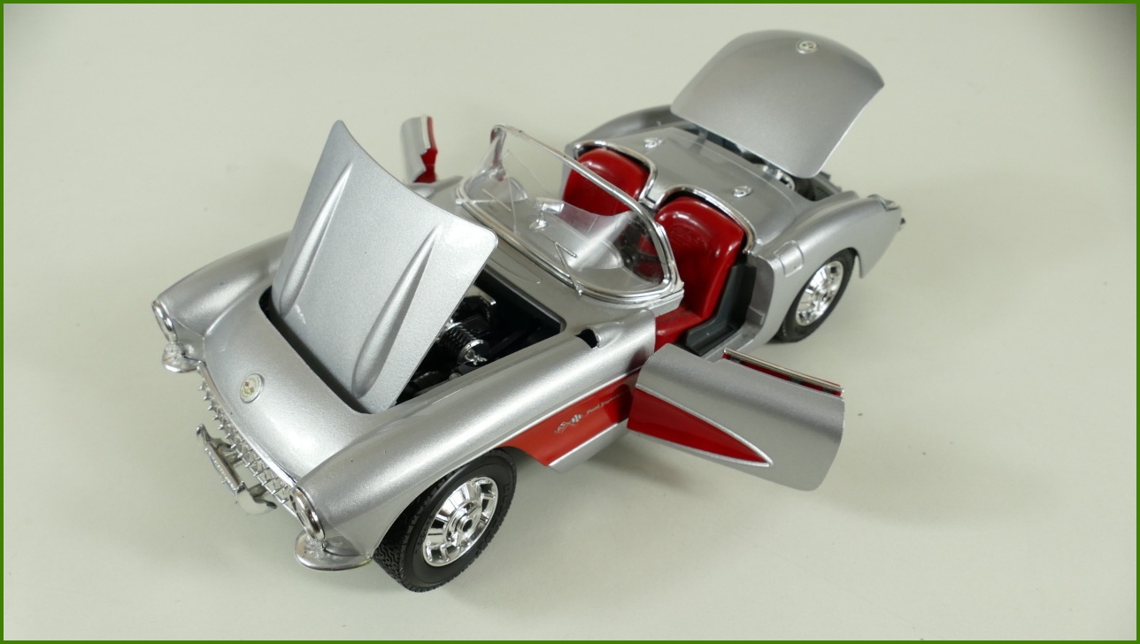Kovový Model Bburago 1:18 - Chevrolet Corvette (1957) - Viz Popis