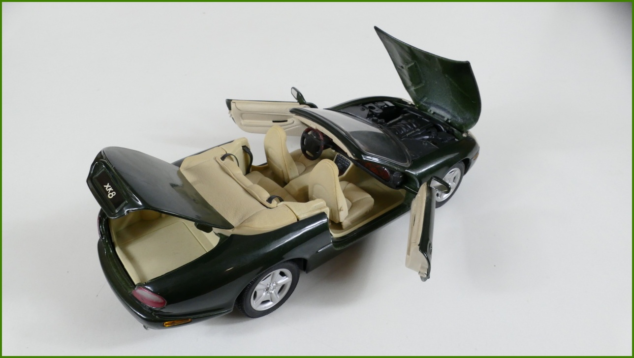 Model Maisto 1:18 - Jaguar XK8 - Viz Popis