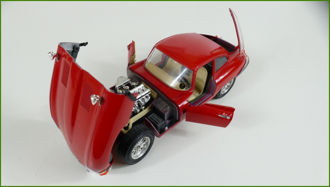 Kovový Model Bburago 1:18 - Jaguar "E" (1961)