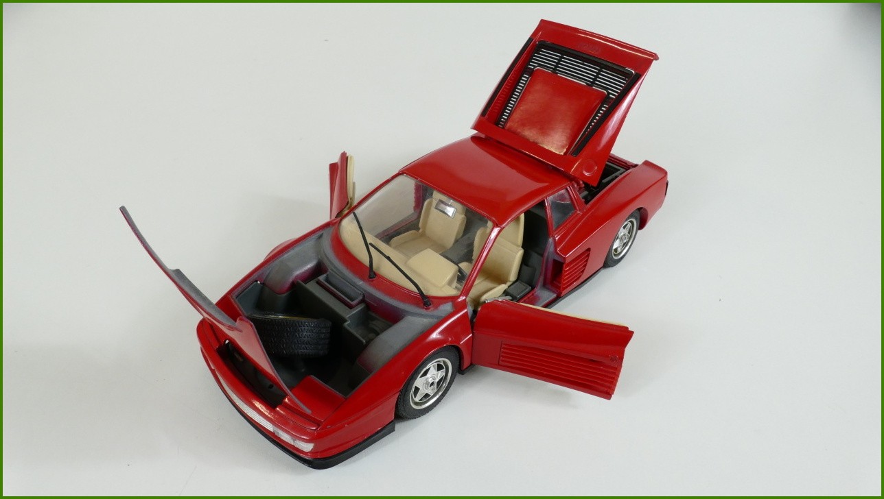 Kovový Model Bburago 1:18 - Ferrari Testarossa (1984)