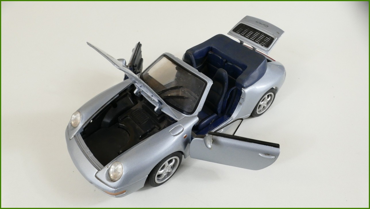 Model Maisto 1:18 - Porsche 911 Carrera Cabriolet (1994) - Viz Popis