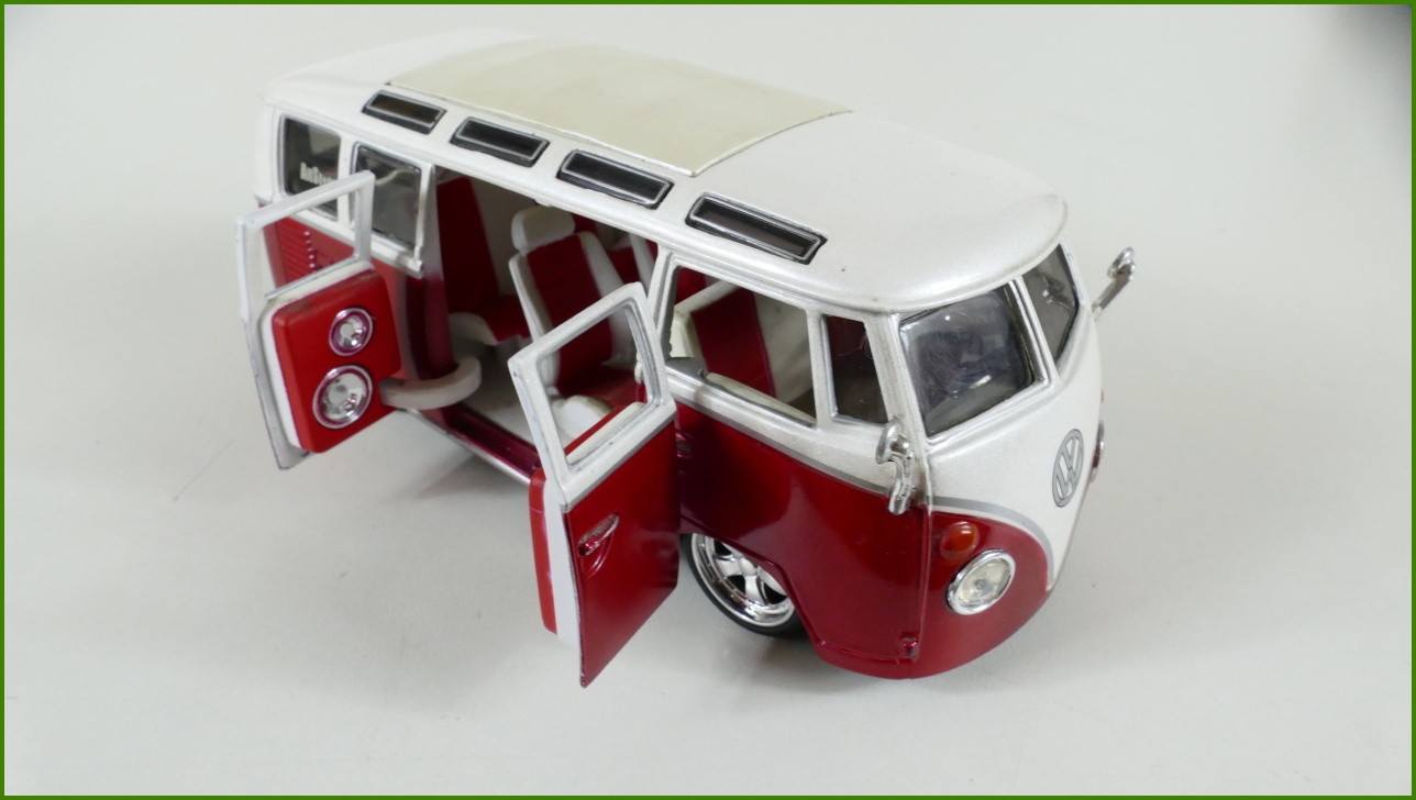 Model Auta Maisto 1:25 - Volkswagen Van "Samba"