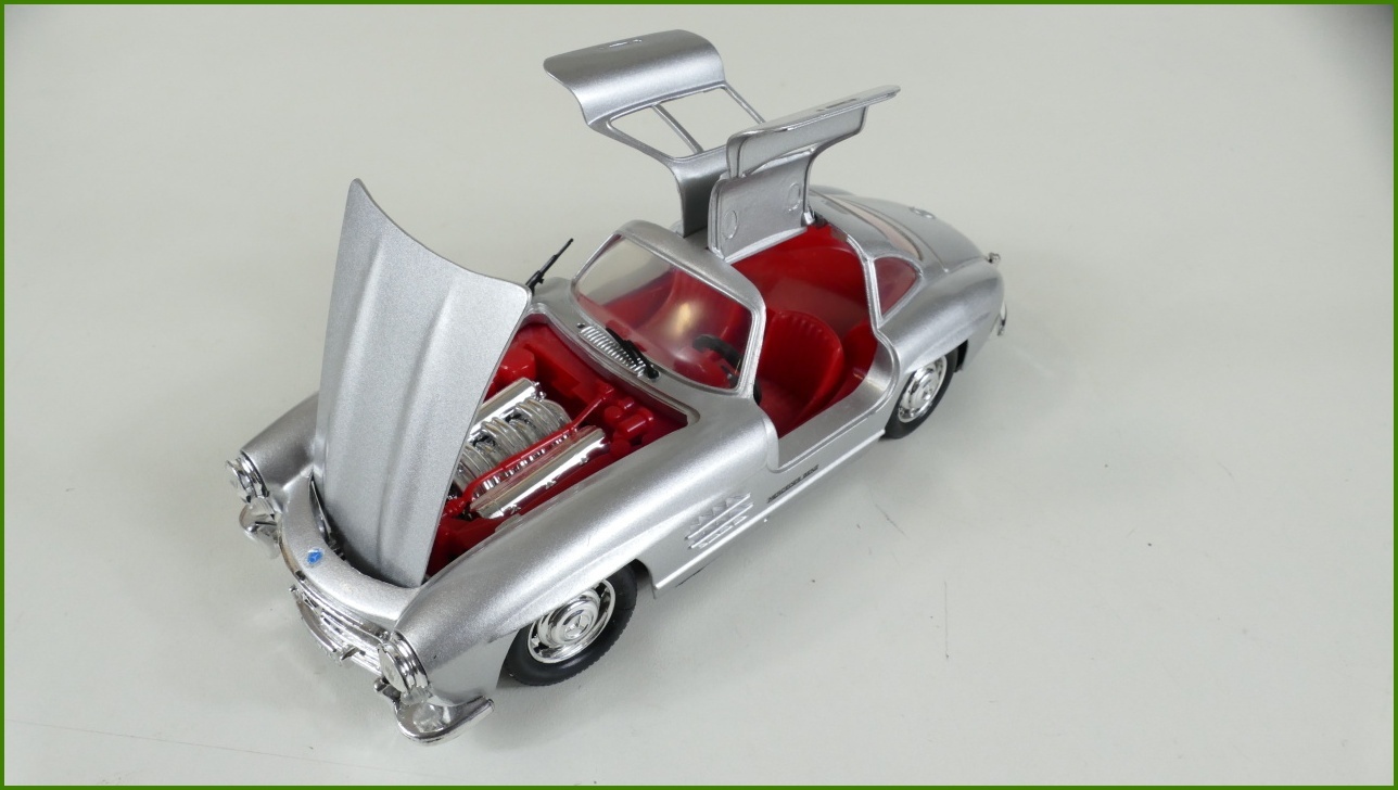 Model Auta Revell 1:24 - Mercedes 300 SL - chybí jeden stěrač, prasklinky na pneu