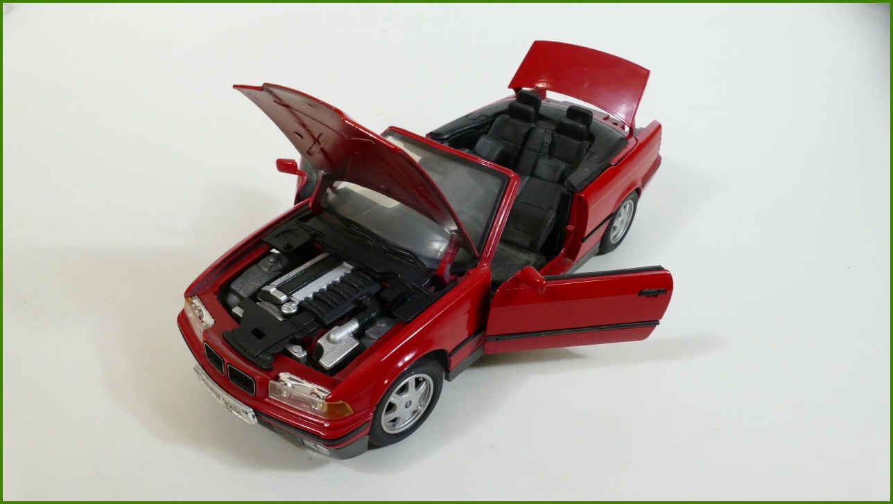 Model Maisto 1:18 - BMW 325i Convertible (1993)