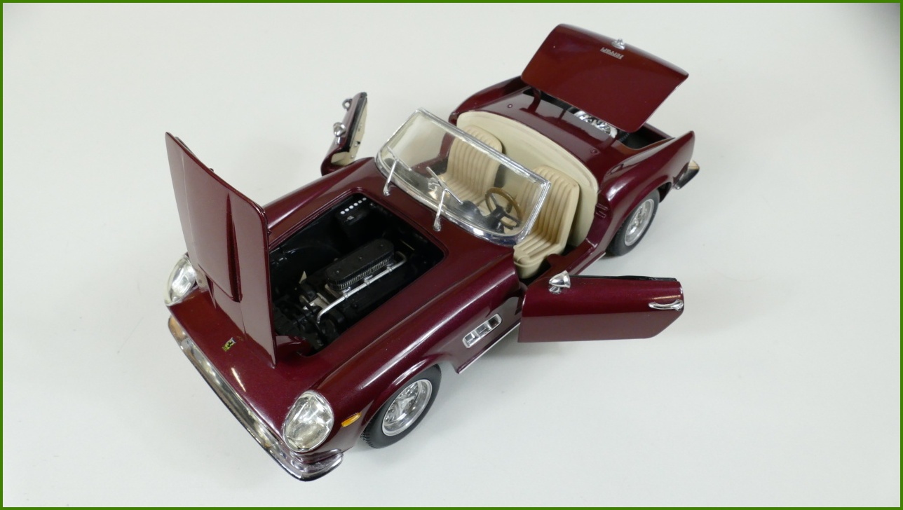 Model Hot Wheels 1:18 - Ferrari 250 GT California Spider