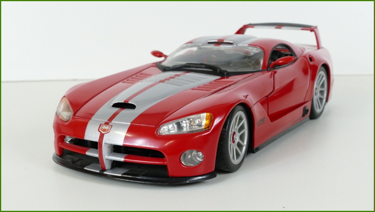 Model Hot Wheels 1:18 - Dodge Viper GTS-R