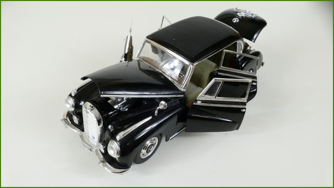 Model Auta Risko 1:18 - Mercedes-Benz Typ 300c - Viz Popis