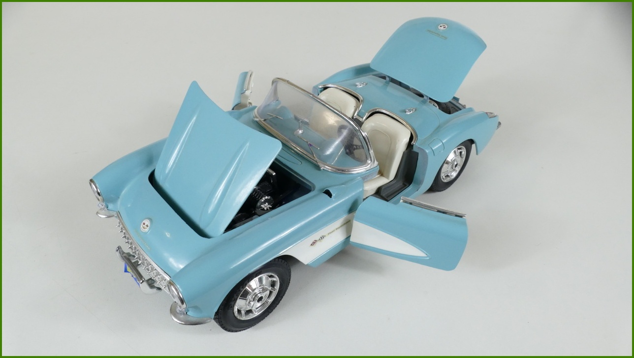 Kovový Model Bburago 1:18 - Chevrolet Corvette (1957)