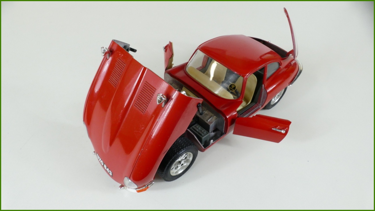 Kovový Model Bburago 1:18 - Jaguar "E" (1961) - Viz Popis